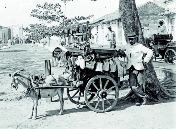 Торговець дріб’язком на вулиці одного з міст Куби. Початок XX століття