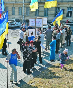 Підприємці Привокзального ринку страйкують під міським управлінням міліції Львова. Вимагають покарати адміністрацію базару, яка приватизувала їхні павільйони 