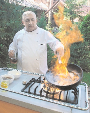 Шеф-кухар столичного ресторану ”Ранчо ”Ель Гаучо” Хосе Антоніо Руїс смажить овочі для аргентинського супу.  Їх ріже розміром в один сантиметр. Потім заливає курячим бульйоном