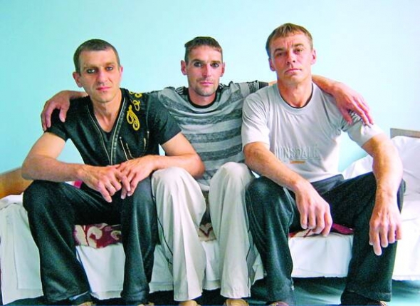 Олександр Мільянчук, Володимир Боєв, Євген Євдокимов (зліва направо) пробули в Єнакіївській міській лікарні один день. Проблем зі здоров’ям у них лікарі не виявили. Зараз гірники у відпустці
