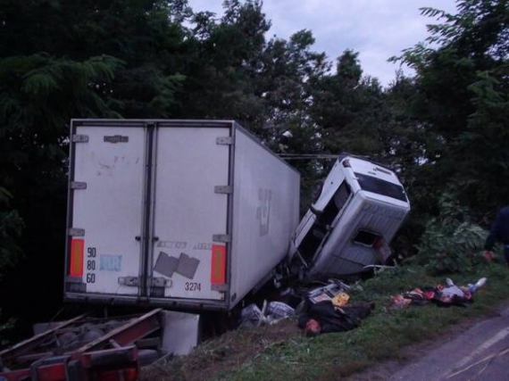 30-тонна вантажівка ”вольво” з маршруткою ”Мерседес-Спринтер” лежать на узбіччі за селищем Березна Менського району Чернігівщини. Фура з цукерками виїхала на смугу зустрічного руху