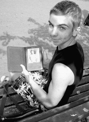 Вінничанин Богдан Барась сидить на столичній Контрактовій площі і читає електронну книгу, на яку закачав підручники з історії України