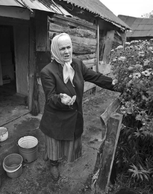 Мешканка села Руда Золочівського району Ольга Пришляк відпочиває після збирання яблук на подвір’ї свого будинку