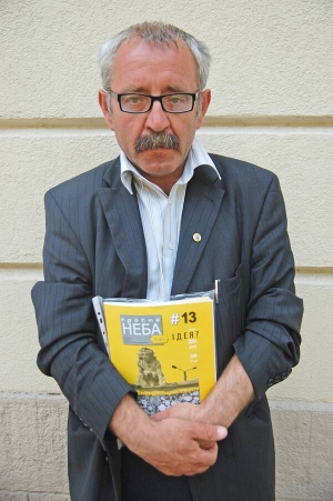 Володимир ГІЛЕНКО, 54 роки. Останнє місце роботи - старший товарознавець на львівському заводі "Мікроприлад". Шість років бомжував у Києві. Працювував офіціантом, фотографом, сторожем, прибиральником. Жив у домі соціальної опіки, вагонах, каналізації. 2008-го повернувся до Львова. Рік працював кочегаром у санаторії. Зараз продає журнал про безпритульних "Просто неба". Ночує в нічліжці. Тричі був одружений