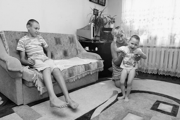 Чернівчанка Наталія Стрийнюк у своїй однокімнатній квартирі підтримує сина Володимира. Він досі не може сидіти і ходити. На дивані — старший Андрій