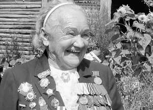 Вінниччанка Ольга Твердохлєбова у 85 років сідає на шпагат. Вона була розвідницею на фронті. На піджаку носить свої нагороди