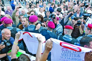 Працівники міліцейського спецпідрозділу ”Беркут” відтісняють працівників компанії ”Простопрінт” від покупців на столичному майдані Незалежності 15 вересня. Кияни купують футболки через голови міліціонерів