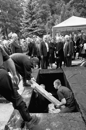 Працівники похоронної служби роблять бетонний саркофаг навколо труни Петра Тронька на Байковому кладовищі 15 вересня. Дружина, з якою прожив 75 років, не знає про його смерть