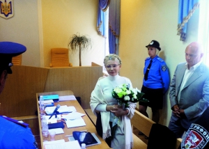 Колишньому прем’єру Юлії Тимошенко чоловік Олександр 10 серпня приніс букет білих троянд. Пройшов до зали засідань столичного Печерського районного суду як захисник