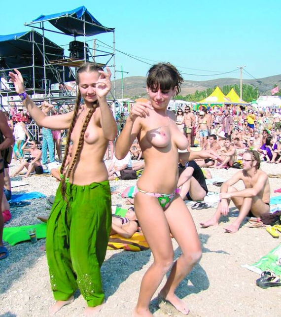 Рівнянка Тетяна (ліворуч) зі своєю подругою танцюють на закритті фестивалю ”Джаз Коктебель” на нудистському пляжі Юнге у кримському місті Коктебель