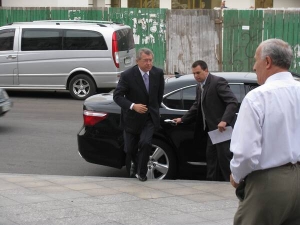 Губернатор Сергій Тулуб виходить зі свого автомобіля ”лексус”. Їздить ним із часу призначення на посаду