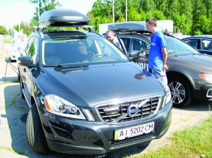 Відвідувачі тест–драйву розглядають новий кросовер Volvo XC90. На акції його тестували найчастіше