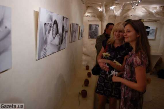 У київському ”Арт-холі Кайрос” триває виставка фотографій з пологових будинків. На знімках діти одразу після народження
