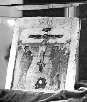 Ікона ”Розп’яття з пристоячими” датована IV століттям. 27 років тому її викрали з музею у Вірменському соборі у Львові. Разом із 21 іншими витягнули через вікно фондосховища