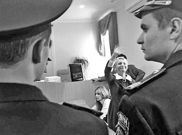 Экс-премьер Юлия Тимошенко в зале заседаний столичного Печерского райсуда 27 сентября. В этот день начались судебные дебаты между защитой и обвинением 