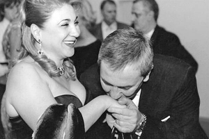 Столичний мер Леонід Черновецький цілує руку своїй дружині Аліні Айвазовій під час балу в київській мерії