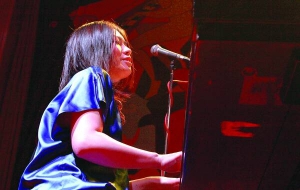 Японська піаністка Юко Окамото виступає у Вінниці на Міжнародному джаз-фестивалі.  Вона народилася неподалік від японської Фукусіми, де навесні сталася аварія на АЕС