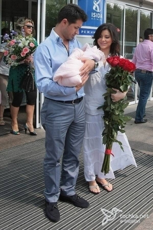 Турецький бізнесмен Мурат Налкакіоглу забирає дружину співачку Ані Лорак і новонароджену доньку Софію з одного зі столичних пологових будинків 14 червня