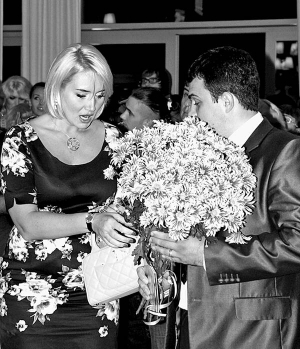 Телеведуча Наталя Розинська зі своїм товаришем адвокатом Миколою Недільком під час вечірки у столичному ресторані ”Прага”