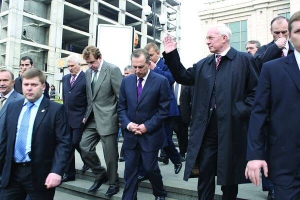 Прем’єр-міністр Микола Азаров (праворуч) махає рукою киянам, які зібралися біля станції Дарниця. У вівторок він відкривав нову міську електричку. На підготовку інфраструктури і рухомого складу витратили 223 мільйони гривень