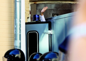 Із кожного засідання Печерського районного суду столиці екс­прем’єр­міністра Юлію Тимошенко відвозять у Лук’янівське СІЗО спеціальною машиною ”автозак”.  Фото 26 серпня 2011 року