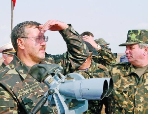 Міністр оборони України Анатолій Гриценко перевіряє, як володіють зброєю офіцери управління 8-го армійського корпусу Сухопутних військ Збройних сил України 9 листопада 2006 року