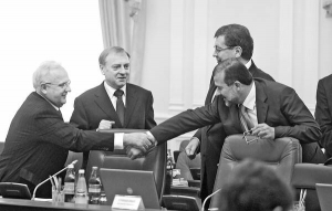 Міністр надзвичайних ситуацій Віктор Балога (праворуч) вітається з міністром регіонального розвитку Анатолієм Близнюком перед початком засідання уряду 5 жовтня