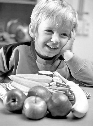 Лікарі радять підтримувати імунітет дітей натуральними вітамінами. Щодня слід давати свіжі овочі та фрукти