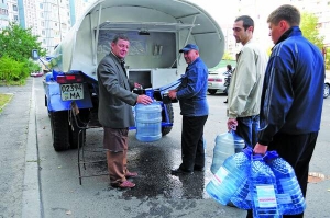 У двір 10-поверхівки на вулиці Гагаріна в Черкасах артезіанську воду привозять тричі на тиждень. Мешканці купують за раз по 15–20 літрів