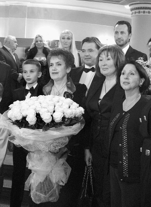 Людмила Янукович тримає білі троянди, подаровані їй на день народження 9 жовтня в Донецькому національному театрі опери та балету. Це її улюблені квіти