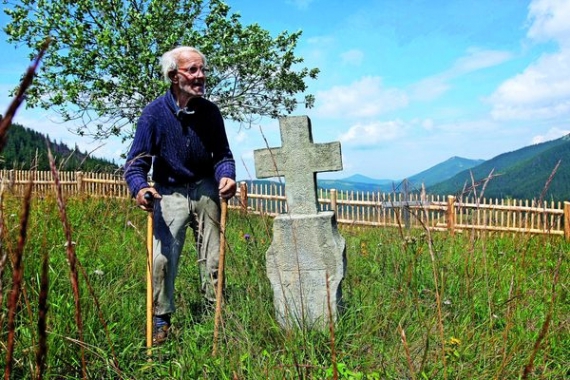 Юрій Павлюк на прізвисько Юрочко – на цвинтарі. Тут похована його дружина Анна. 40 років чоловік живе сам