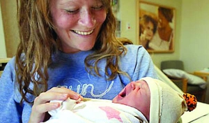 Американка Ембер Міллер тримає дочку Джун. Дівчинку народила за кілька годин після марафону. Перед тим як поїхати до пологового будинку, Ембер з’їла бутерброд
