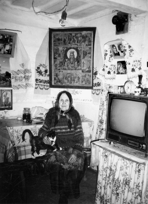 Шептуха 99-річна Марія Лозенко із села Рудня-Тальська Іванківського району на Київщині знахарські здібності перейняла від матері. Фото 2005 року