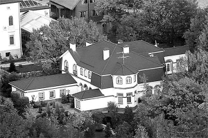 Цей будинок з весни 2006 року — житло екс-прем’єра Юлії Тимошенко. Він розташований в елітному поселенні ”Срібна затока” в Кончі-Заспі під Києвом