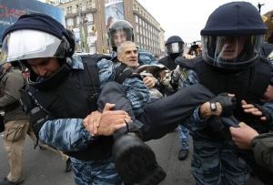 "Беркутівці" несуть прихильника засудженого екс-прем'єр-міністра Юлії Тимошенко в автозак центральною столичним Хрещатиком 11 жовтня. Декого з активістів б'ють кийками, ногами