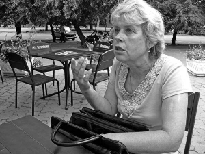 Любов Романенко з села Нечаївка на Черкащині ходила до ворожки. Та каже, що її народжена 1982 року донька жива. Лікарі говорили, що одразу після пологів дівчинка померла