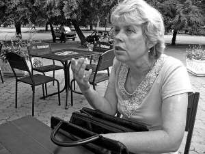 Любов Романенко з села Нечаївка на Черкащині ходила до ворожки. Та каже, що її народжена 1982 року донька жива. Лікарі говорили, що одразу після пологів дівчинка померла