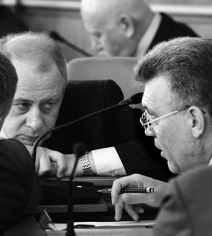 На Погоджувальній раді в понеділок ”литвинівець” Олег Зарубінський (ліворуч) слухає ”регіонала” Сергія Ківалова