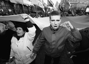 14 жовтня. ”Свободівці” несуть національний прапор столичною вулицею Володимирською на честь 69-річчя з дня заснування Української повстанської армії