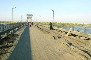 Крюківський міст у Кременчуці поточно ремонтували до середини жовтня. Полагодили покриття, укріпили металеві стики. Водії жаліються, через те, що міст завузький — постійно трапляються затори