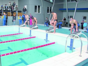 Вихованці спортивної школи №3 демонструють показовий заплив під час відкриття відремонтованого басейну ”Дельфін” на вулиці Фрунзе в Полтаві
