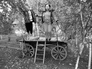 Учениці 5-го класу школи №1 міста Хмільник Аліна Михайлюк (ліворуч) та Ганна Мельничук до дорозі додому щодня заходять до парку біля  управління праці і соцзахисту. Раніше тут був закинутий садок