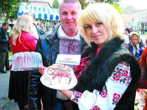 Наталія і Юрій Захарчуки з Христинівки приготували на Свято сала 28 страв. Однією з найоригінальніших став торт ”Підчеревина”