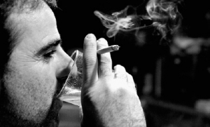 Вдихання тютюнового диму викликає спазм судин. Курці ризикують мати інсульт та інфаркт