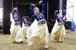 Учасниці бахчисарайського танцювального колективу ”Ільхам” виступають на фестивалі ”Східні ворота: АртПоле-Крим”. Їхні костюми традиційно розшиті золотою ниткою