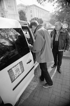 Олег Пастушенко сідає у таксі ”СС Галичина” у Львові. Його водій Богдан Байцер постійно їздить за кермом у вишиванці