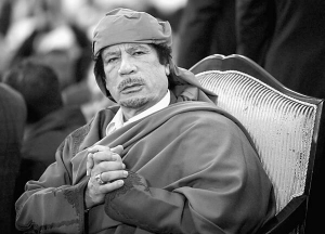 Муаммар бен Мухаммед Абу Меньяр Абдель Салям бен Хамід аль-Каддафі прийшов до влади 1 вересня 1969-го, коли повалив режим короля Ідріса аль-Сенусі. Першою дружиною Каддафі стала дочка генерала Фатіма. У них народився син. Розлучилися за два роки. Після того побрався із Софією, медсестрою із госпіталю. У них п’ятеро синів та дочка Айша. Наприкінці серпня загинули двоє синів диктатора — Саїф аль-Араб та Хаміс. За два місяці від куль помер Мутасим Каддафі