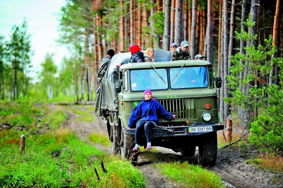Жителі Старого Села Рокитнянського району Рівненщини їдуть на болота збирати журавлину