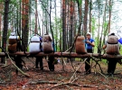Відпочинок на поваленому дереві. Половина стовбура – на території України, решта – в білорусі 
