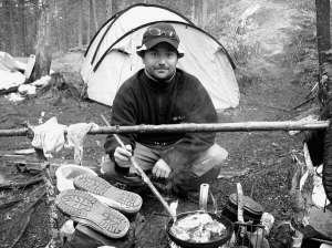 Вінничанин Геннадій Калінін смажить рибу  на багатті у Карелії. Каже, після мандрівки починає цінувати дружину та домашній комфорт. Вражень йому вистачає на п’ять років